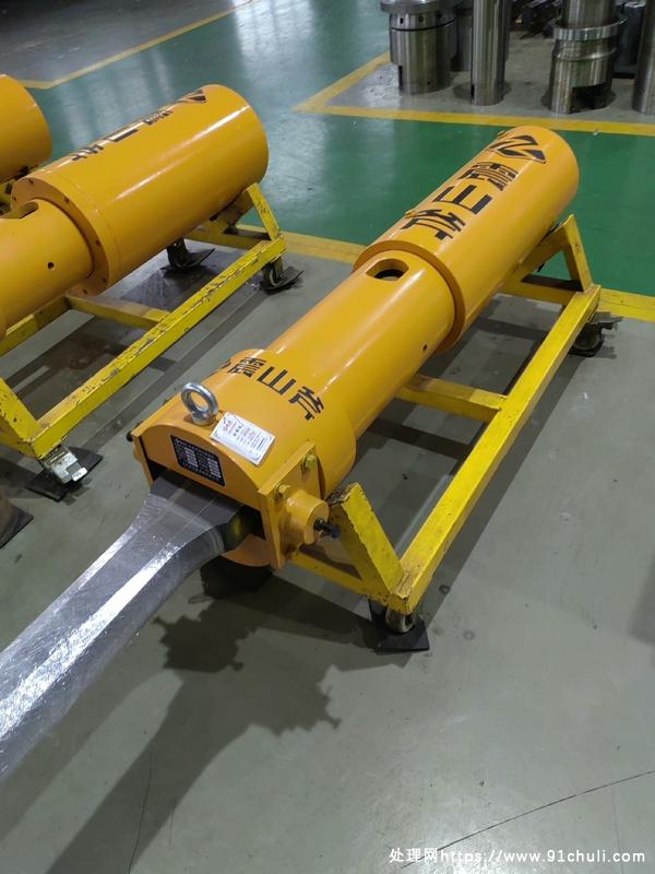 

震山斧大型机载液压劈裂机快速破石，3-8秒破硬岩路面