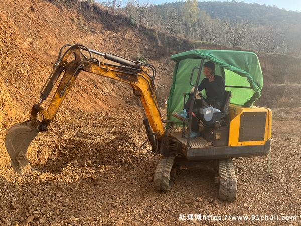 

山东捷克小型挖掘机2020年1140小时机器正常