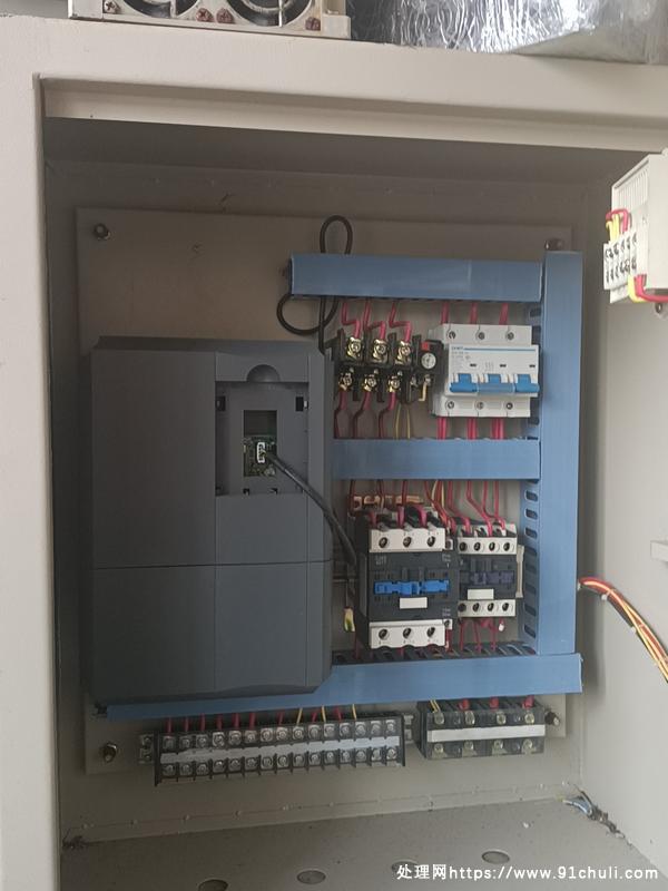 

化工机械用箱子变频器7.5kw四个未使用可联系