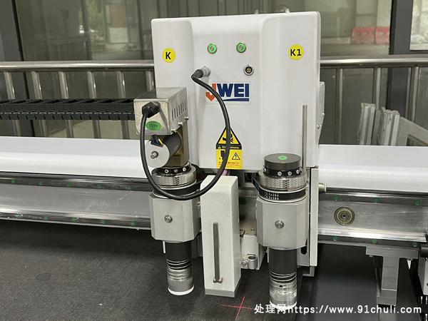 

CB03E-2516RM双刀头切割机，适合汽车脚垫制作
