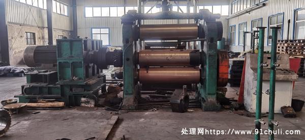 

1400四辊压延机更换辊筒与齿轮，设备闲置