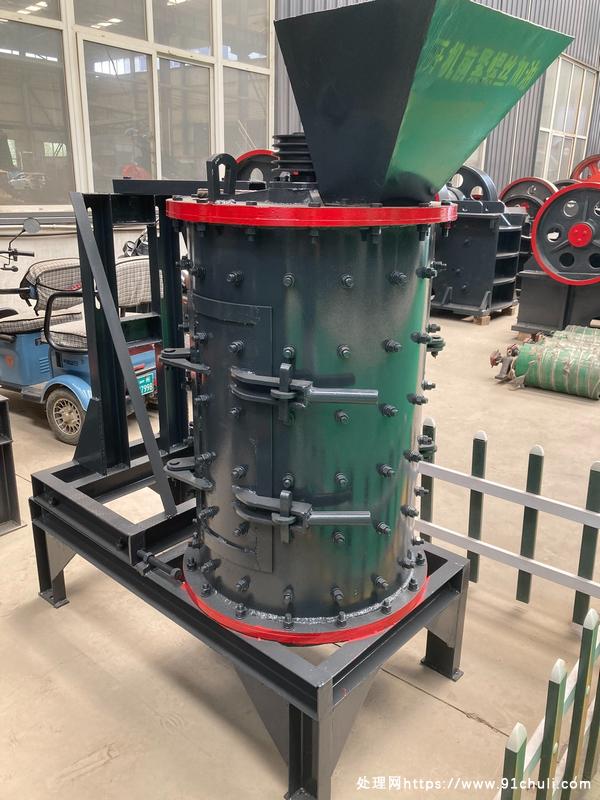 

600型立式磨粉机高效制砂，20目出料，试机带料