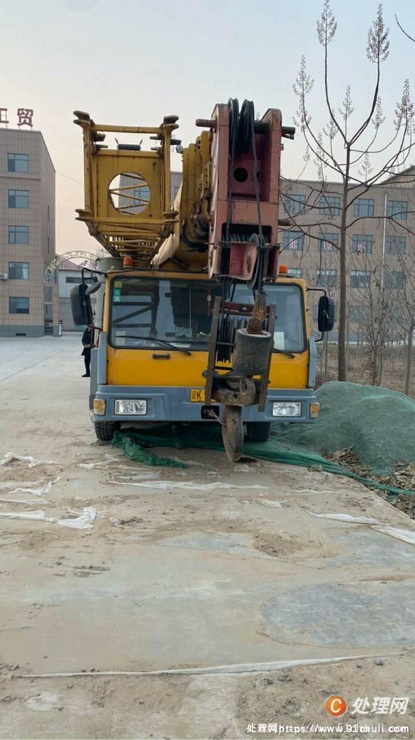 

长江55吨汽车起重机上下两部发动机后加5吨配重废铁价落捡