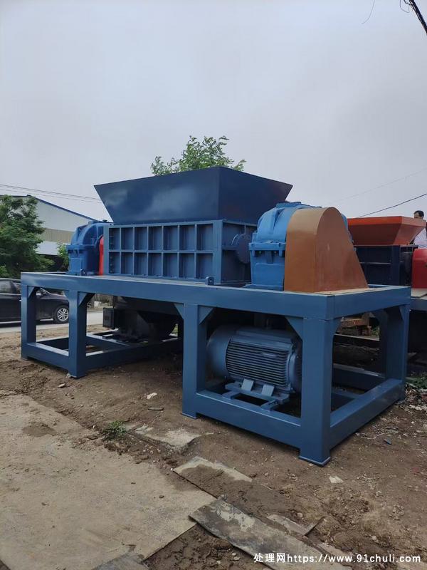 

马鞍山2000型撕碎机，双110kw，硬齿减速