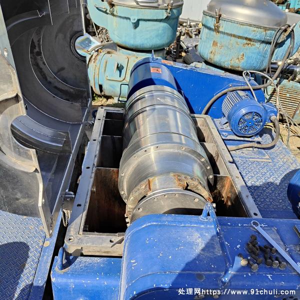 

出售九成新进口300型卧螺离心机九台，低价出售，联系我！