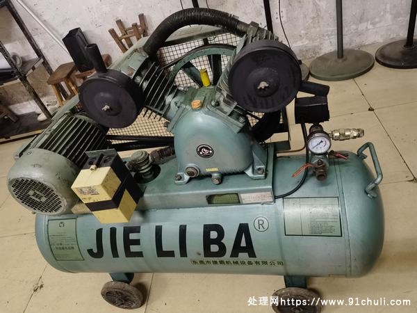 

捷霸4KW活塞式空压机九成新闽侯