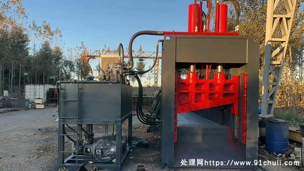 

龙门剪切机1.3米刀口、22千瓦双电机、125油泵遥控