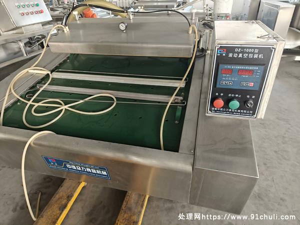 

工厂倒闭处理1000型滚动真空包装机两台价格优惠试机可用