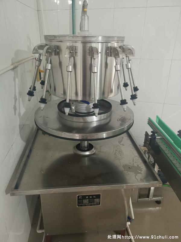 

出售九成新半自动灌装机酒水饮料灌装设备高效