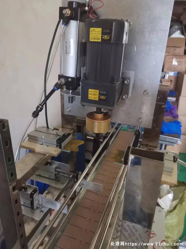 

六头全自动玻璃水灌装机带3米输送带和拧盖机