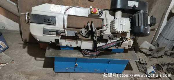 

卧式金属带锯床全新未使用，因挪动有磕痕