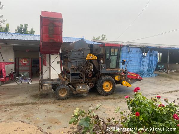 

田霸玉米收割机，200+小时，190匹马力，回家干活