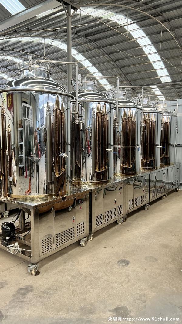 

南阳澳德啤酒设备一体机500L一拖五银色镜面
