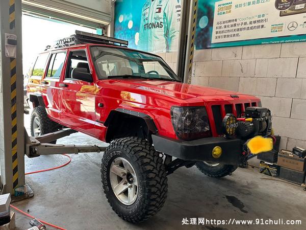 

09款切诺基2500绞盘升高竞技杠射灯