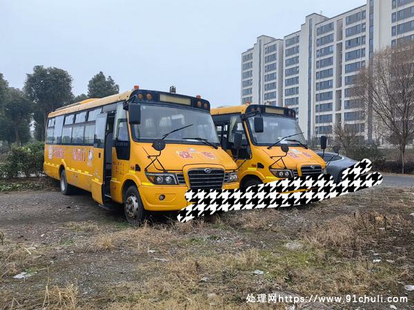 

金龙新到一批18-46座中小学生校车，16年上牌