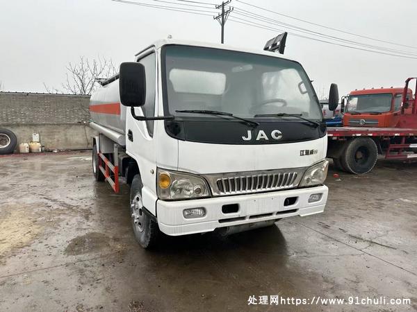 

江淮威铃9吨加油车，朝柴4102涡轮增压，825轮胎