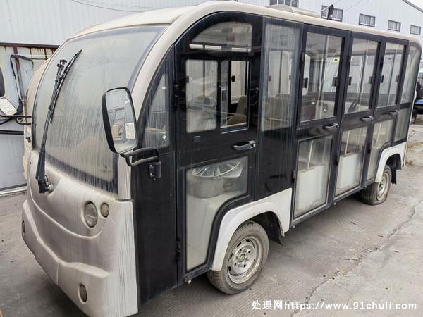 

11座电动观光车打包处理